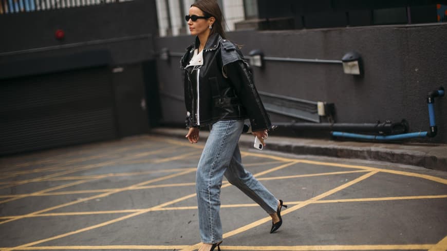 Frau in gerader Jeans