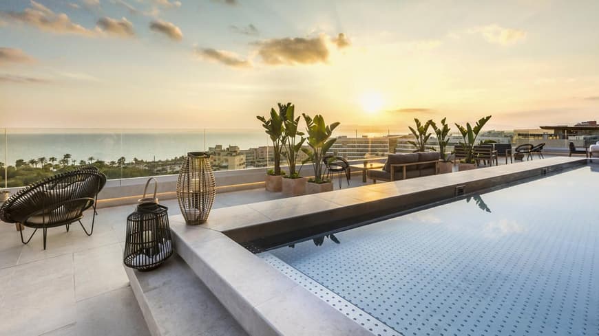 Pool mit Meerblick übers Mittelmeer