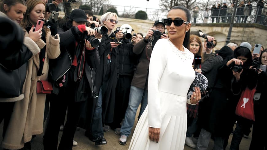 Frau auf der Paris Fashion Week