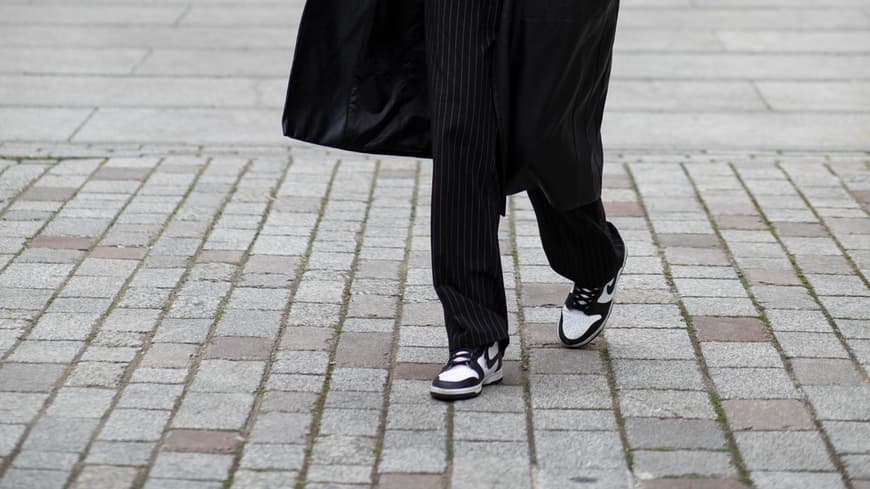 Frau mit Nike Dunks in London