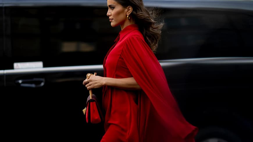 Frau in einem roten Kleid