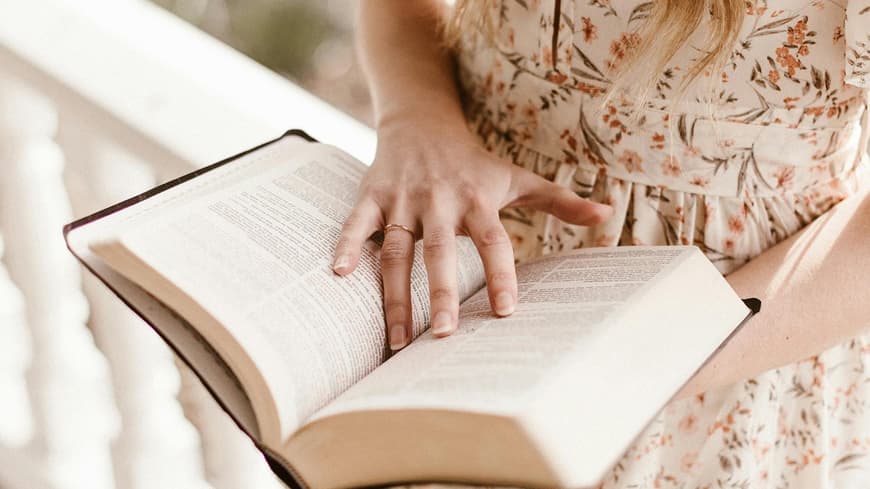 Frau liest ein Buch