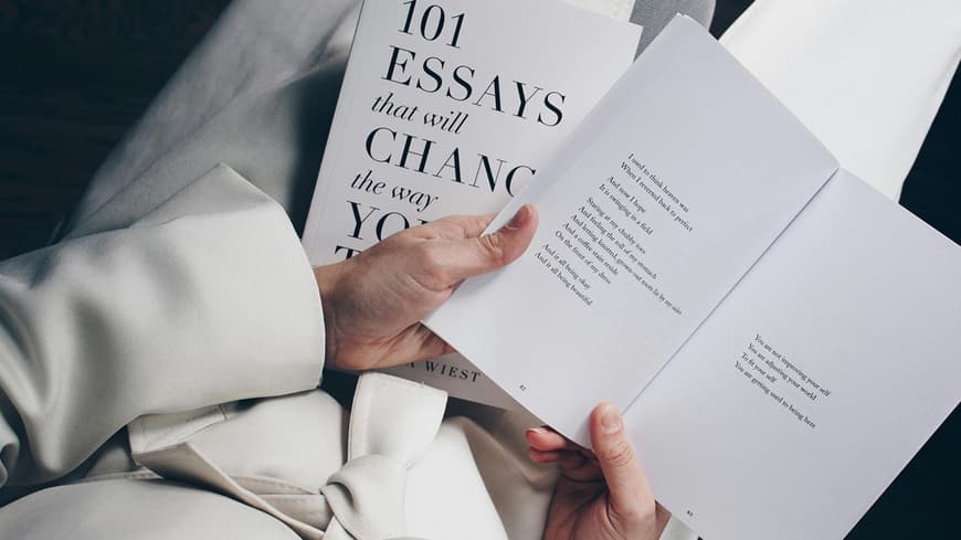 Frau liest Buch