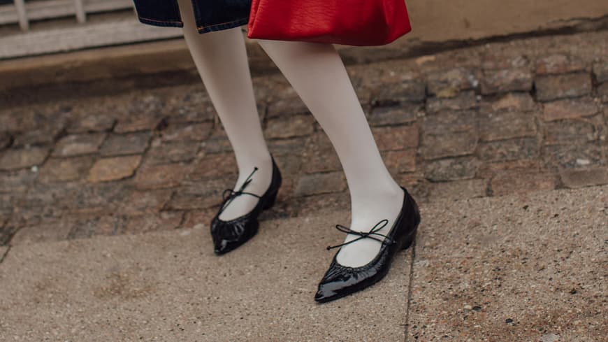 Frau mit schwarzen Ballerinas