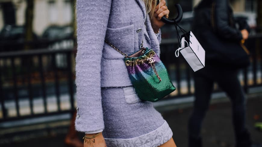 Frau mit Handtasche von Chanel