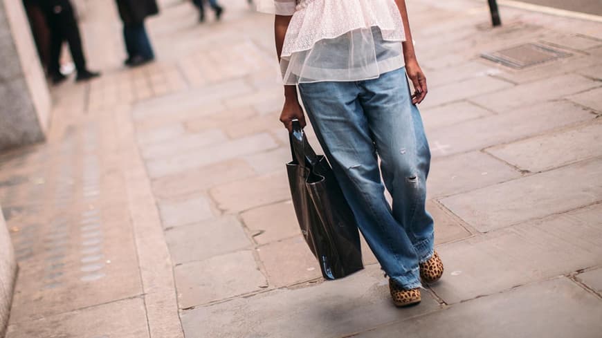 Frau mit Ripped Jeans