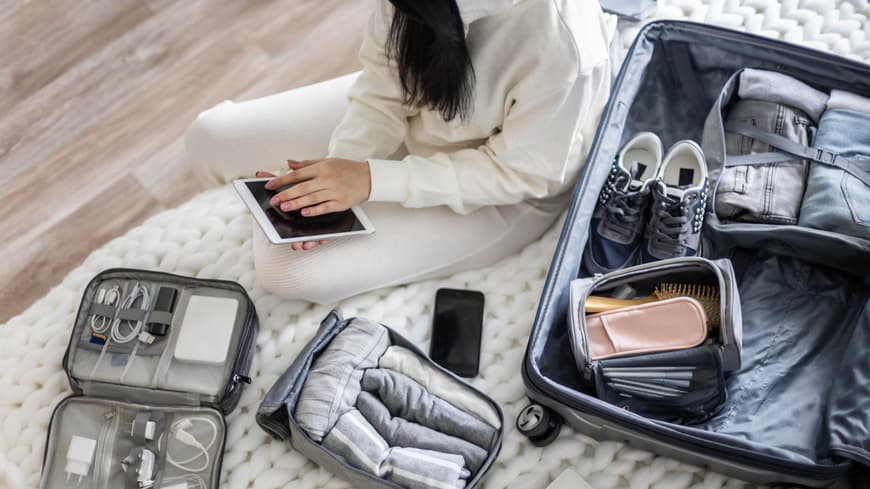 Frau packt Koffer