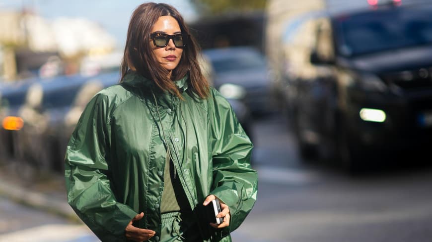 Frau trägt grüne Regenjacke