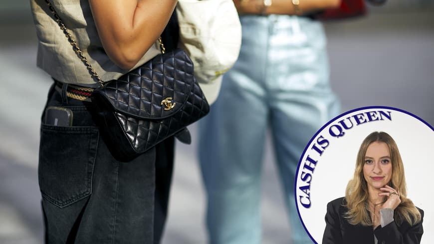 Frau mit schwarzer Chanel-Tasche