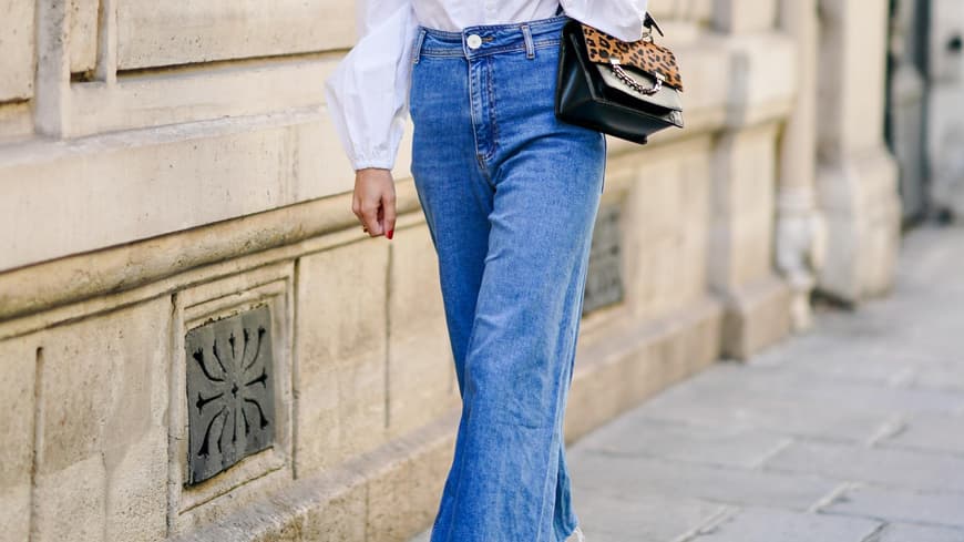 Frau trägt Jeans