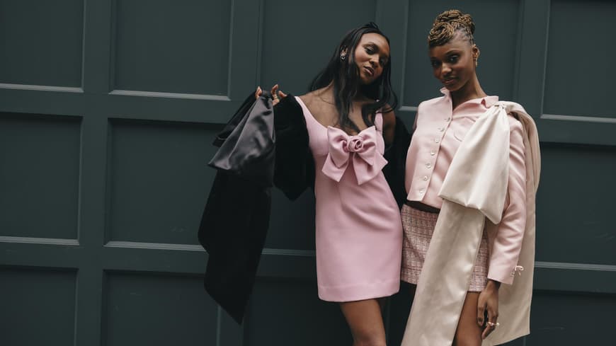 Frauen tragen Kleid und Rock mit Schleife