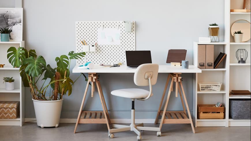 Kleines Arbeitszimmer mit Schreibtisch und Stuhl