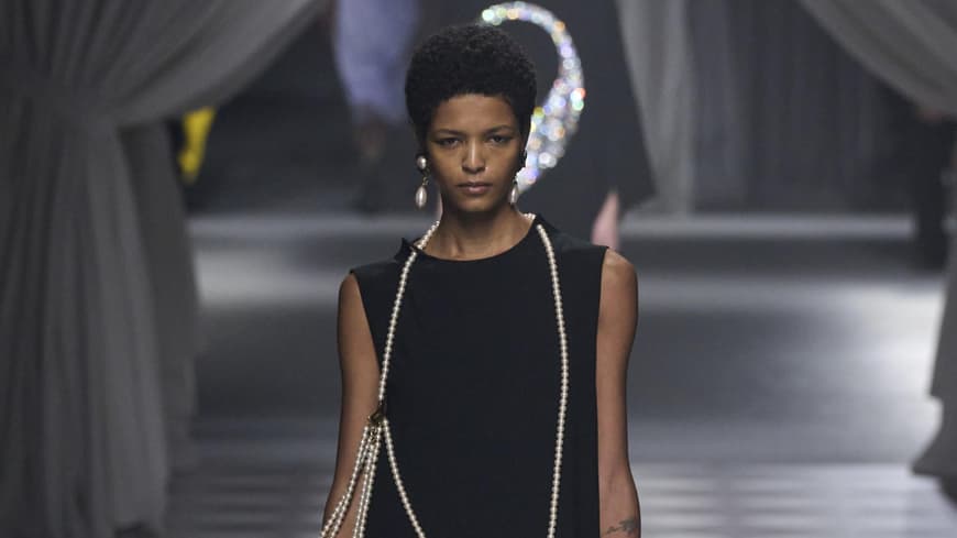 Moschino schwarzes Kleid und Perlen