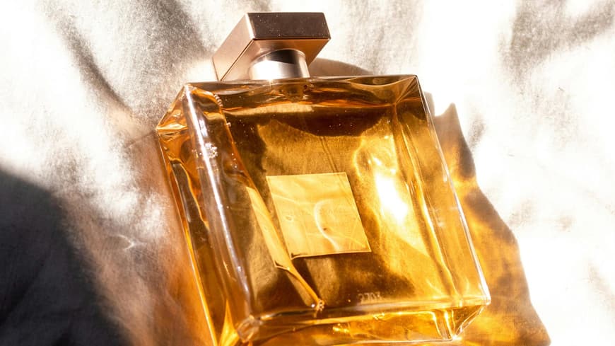 Parfumflakon auf Bettwäsche