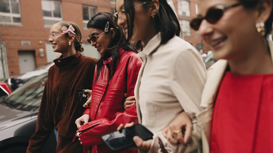 Vier stylische Frauen bei der New York Fashion Week