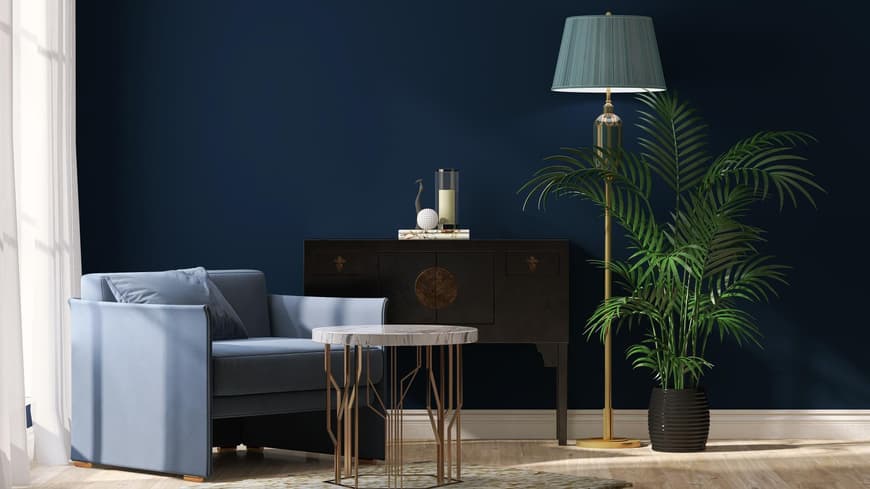 Wohnzimmer mit dunkelblauer Wandfarbe