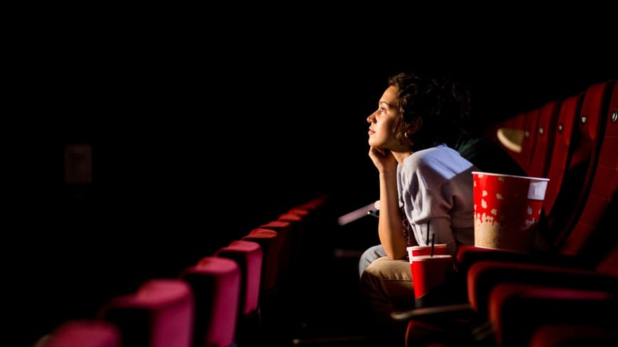 Frau schaut Film im Kino