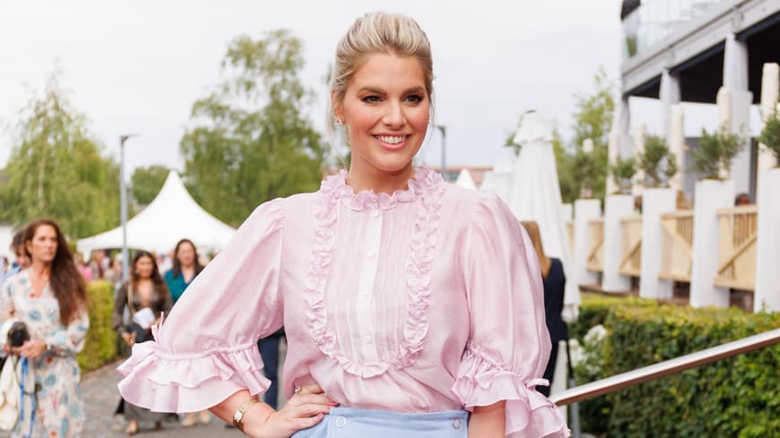 Angelina Kirsch mit pinkfarbener Bluse