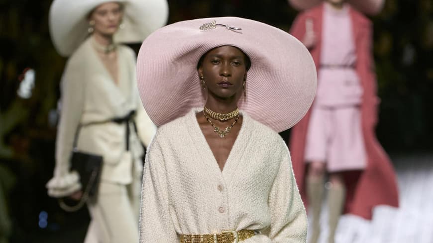 Chanel-Model trägt pinken Hut