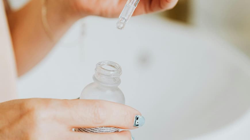 Frau hält Serum in der Hand