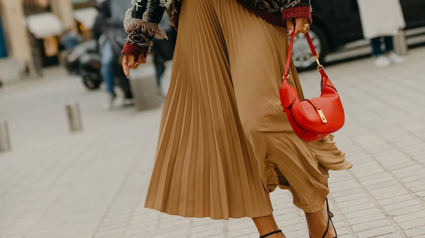 Frau mit roter Tasche in Paris