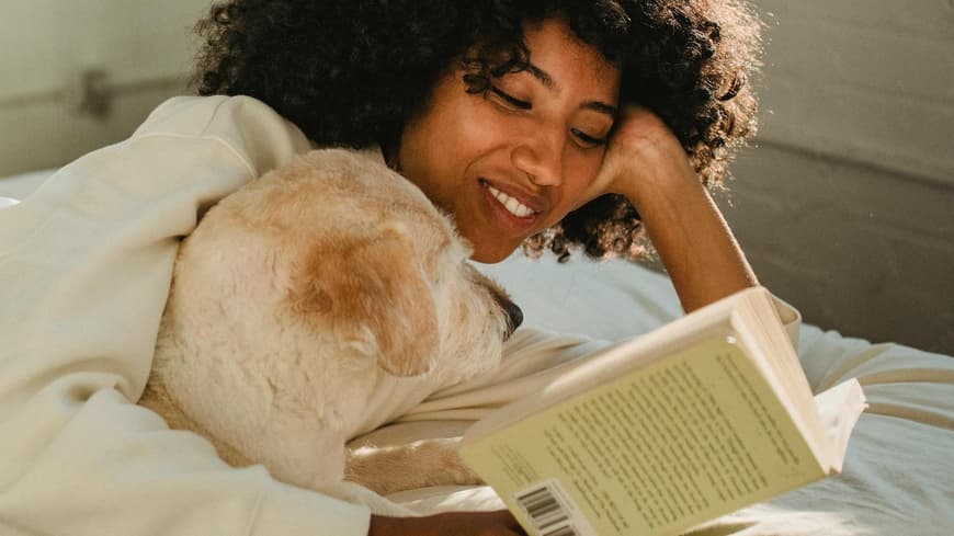 Frau mit Hund und Buch