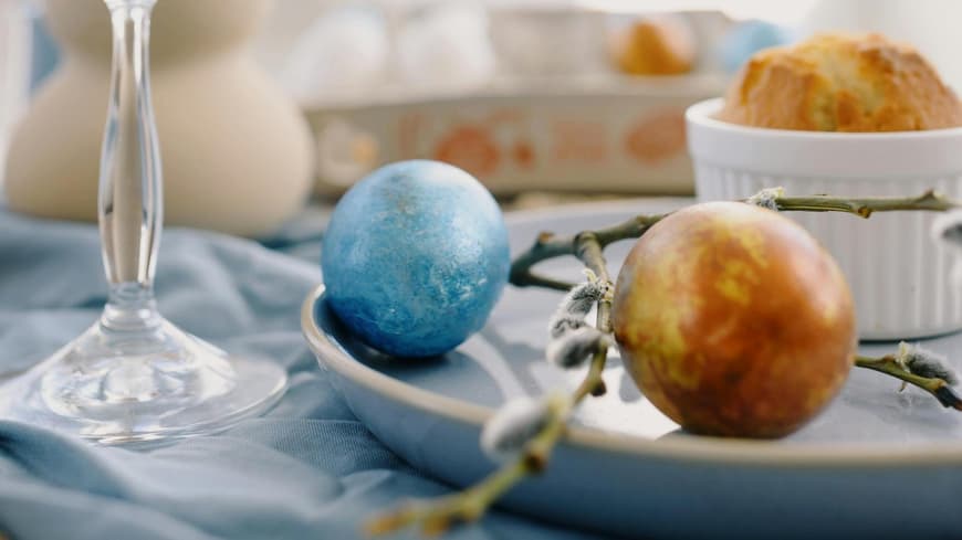Ostern gedeckter Tisch