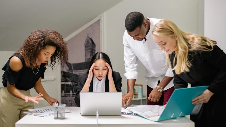 Gruppe von Menschen am Arbeitsplatz