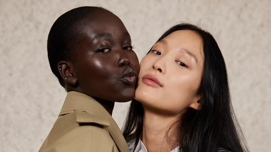 Zwei Models Backstage bei Fashion Show