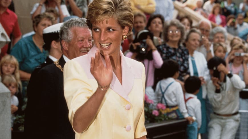 Diana in einem gelben Kostüm