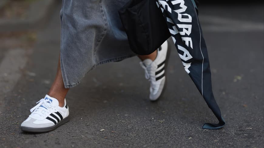 Frau in Adidas Samba