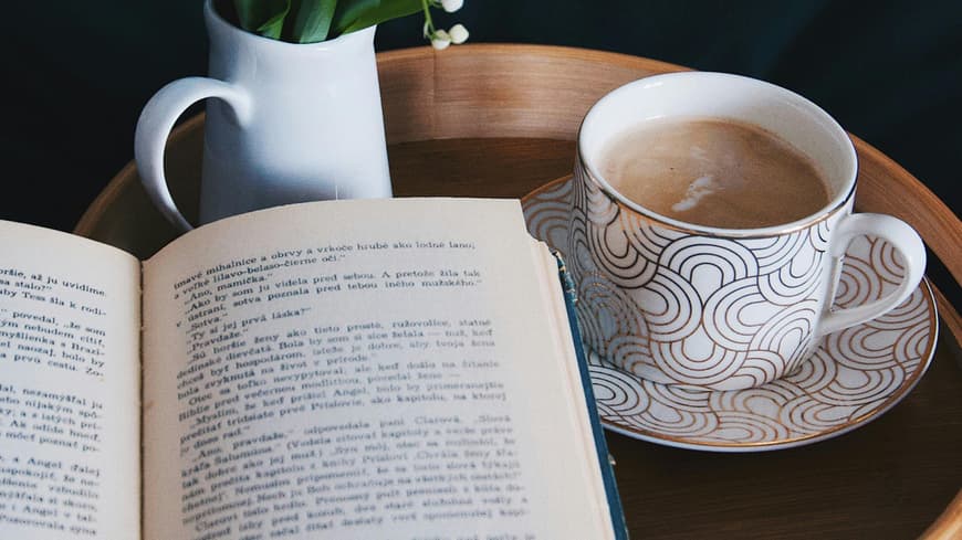 Buch und eine Tasse Kaffee