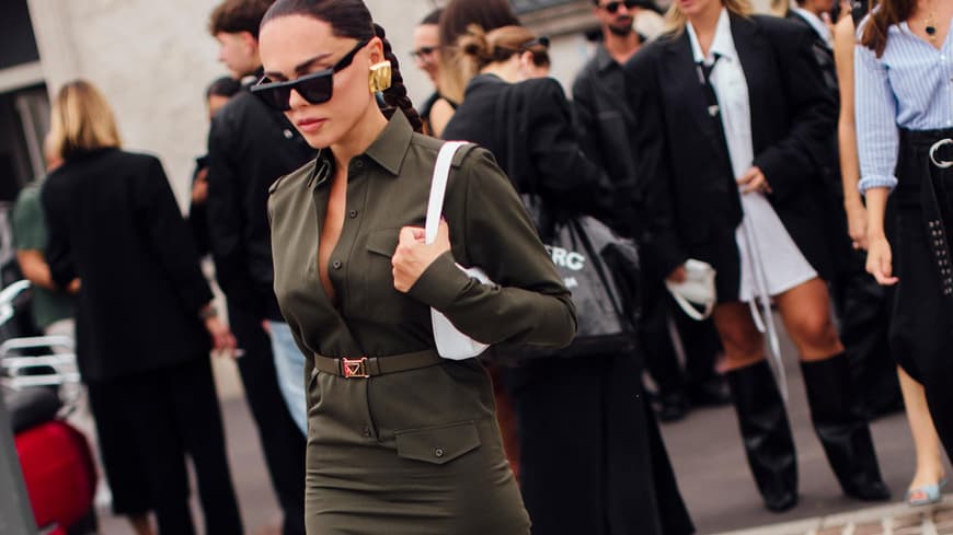 Frau in grünem Kleid