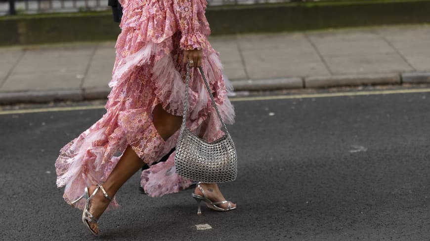 Frau in Hochzeitsgast-Look