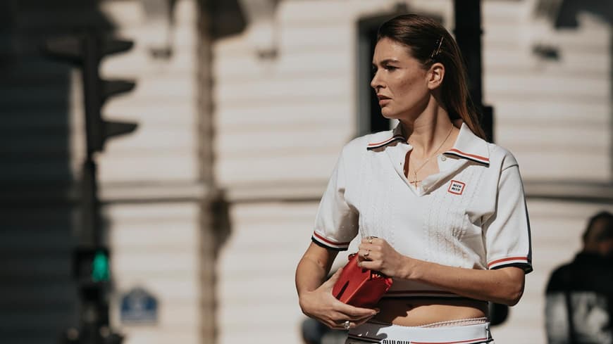 Frau im Polo T-Shirt