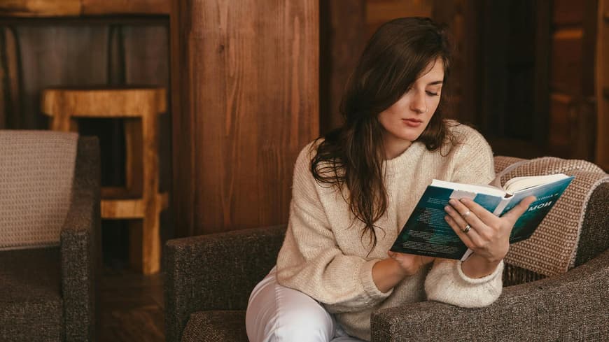 Frau liest Buch