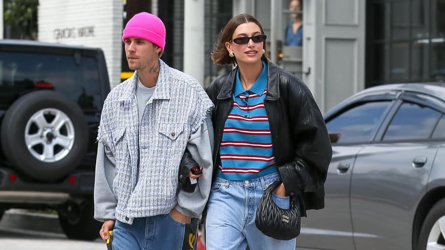 Hailey Bieber trägt Poloshirt