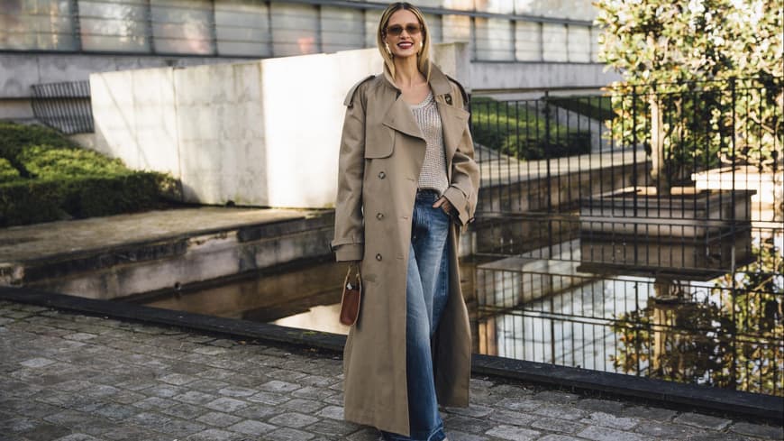 Helena Bordon in einem Trenchcoat