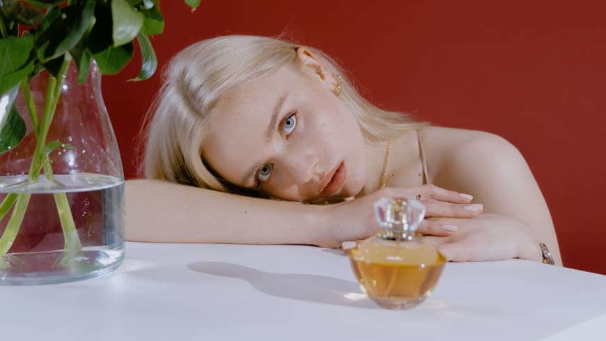 Frau mit Parfum