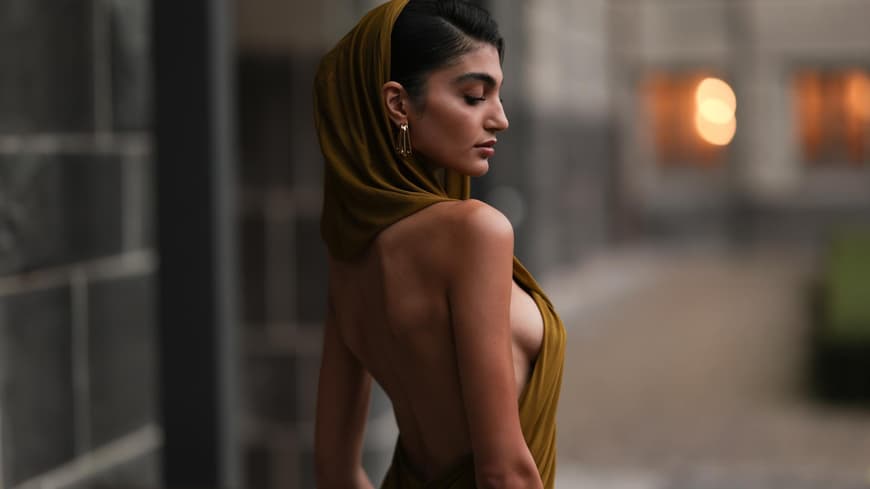 Soulin Omar in einem Kleid
