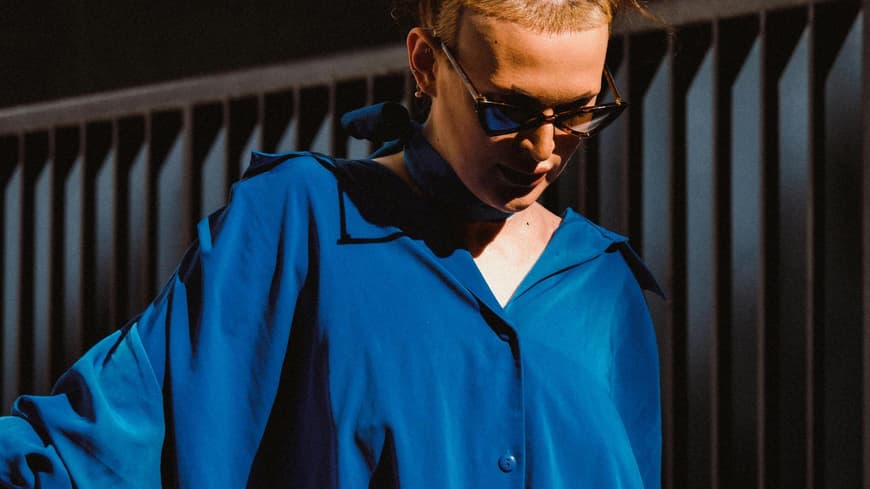 Frau mit blauem Look