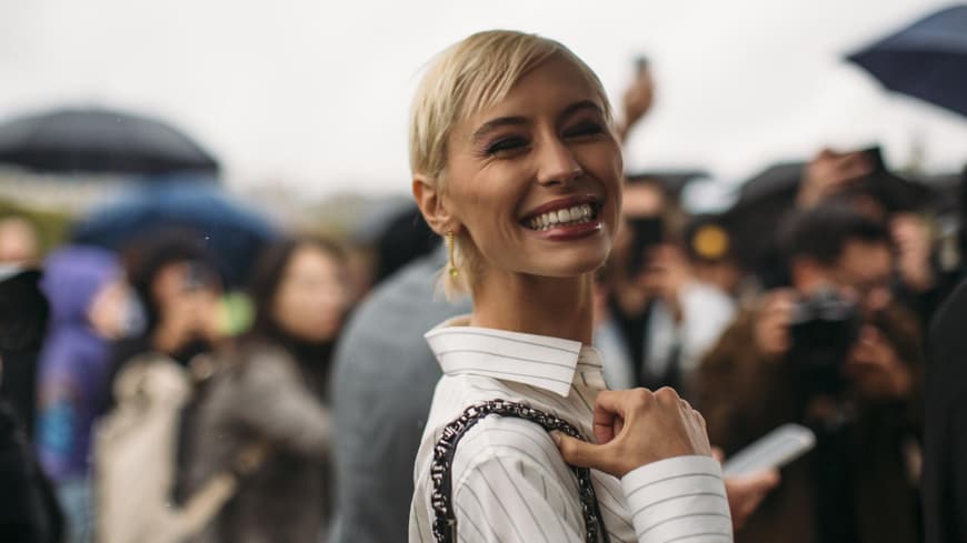 Lachende Frau auf der Fashion Week
