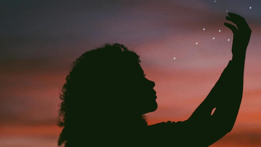 Frau vor Sternenhimmel