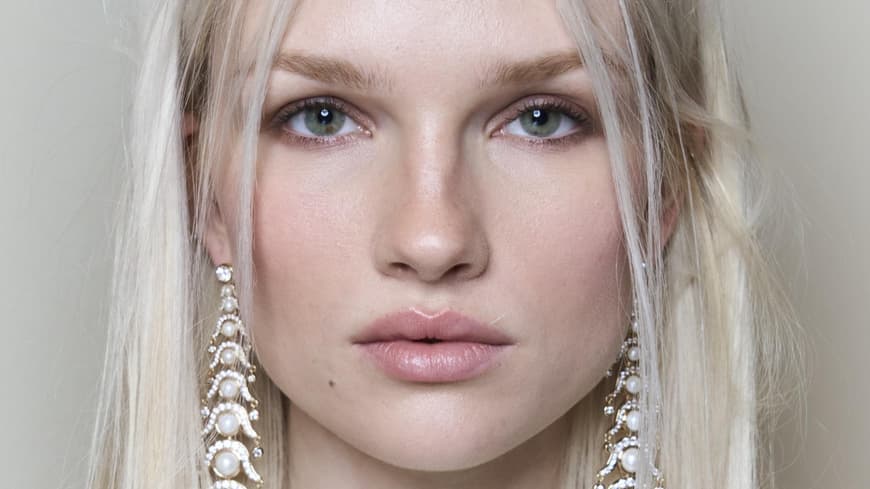 Frau mit glänzenden Lippen