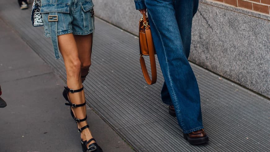 Zwei Frauen in Denim-Look