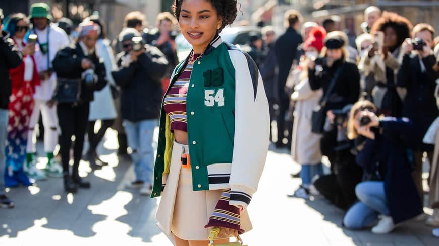 Frau mit einer Collegejacke