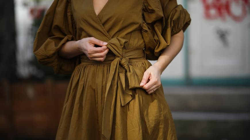 Frau in Wickelkleid