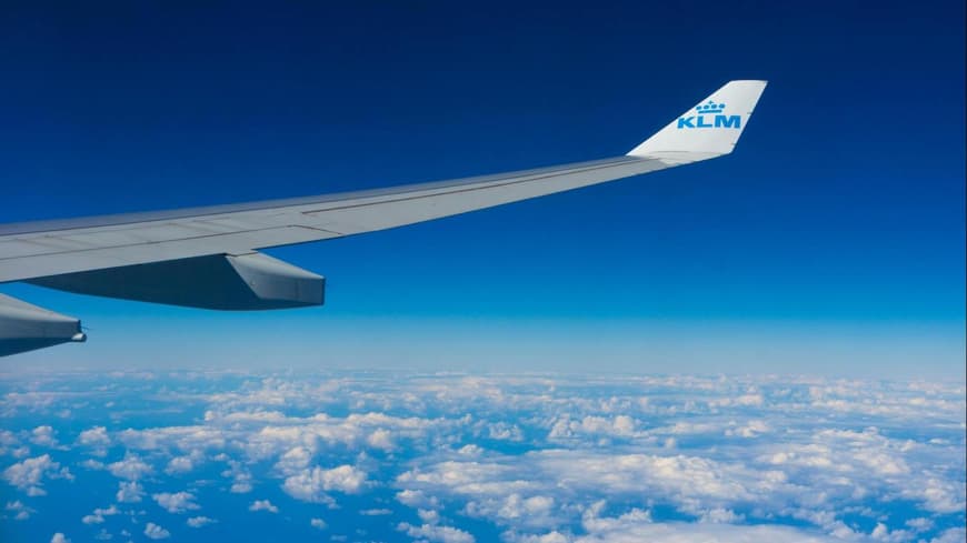 Flugzeug über den Wolken