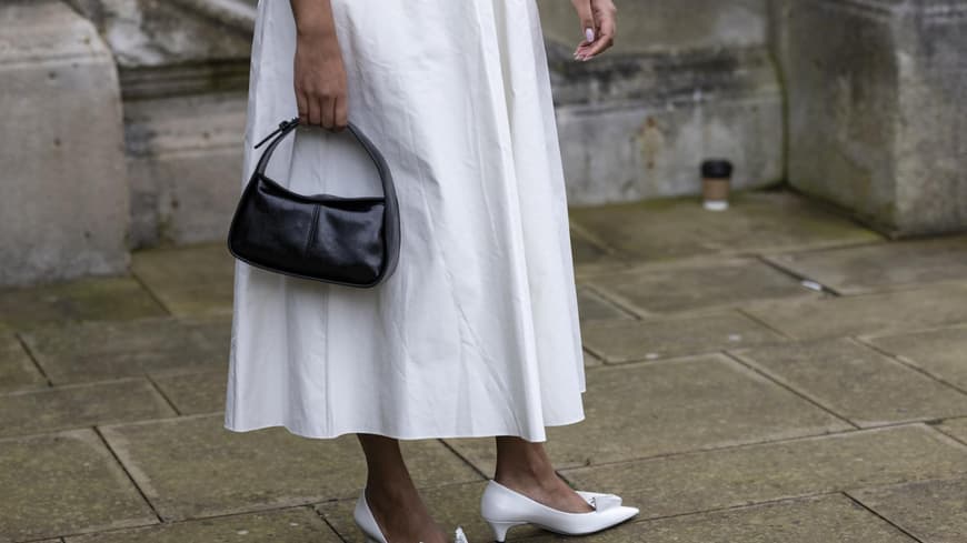 Frau in weißem Kleid