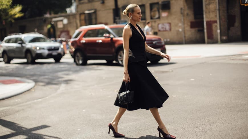 Frau im schwarzen Kleid